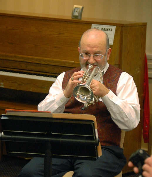 dsc_1164.jpg - Leader of Pacific Coast Ragtime Orchestra