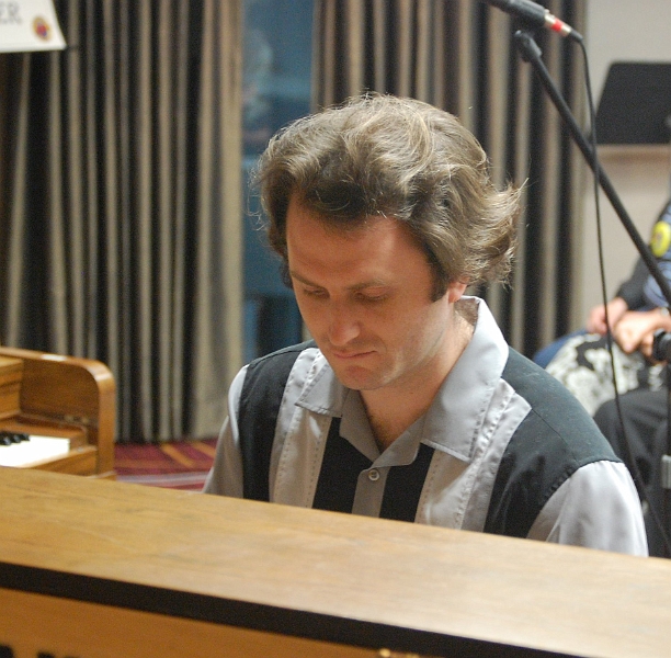 rc12_5962.jpg - Chris plays the "Maple Leaf Rag"